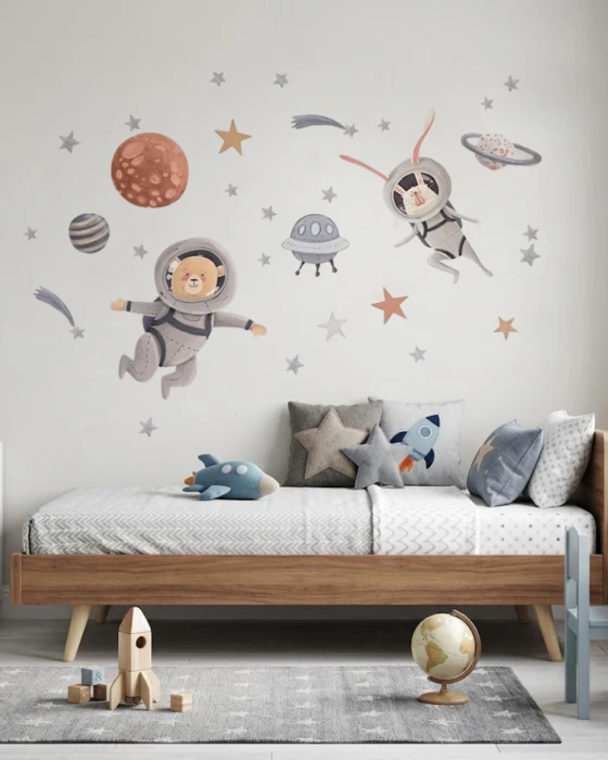Naklejki ścienne z astronautami i planetami w pastelowych odcieniach beżu, brązu i szarości