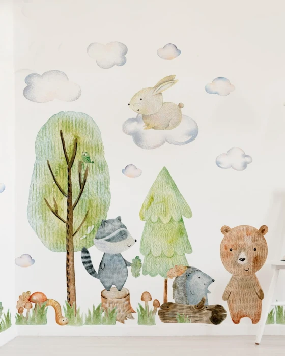 Naklejki ścienne WOODLAND I z misiem, króliczkiem, jeżem, szopem, drzewami i chmurkami