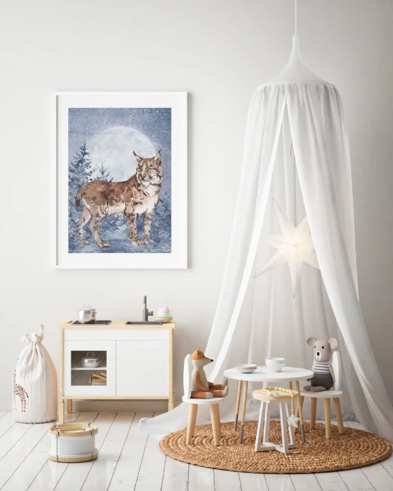 Ilustracja rysia na tle granatowego lasu i księżyca – plakat LUNA