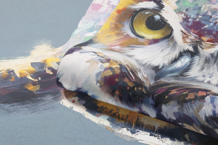 Kolorowy mural z sową NOCTRA w nowoczesnym wnętrzu