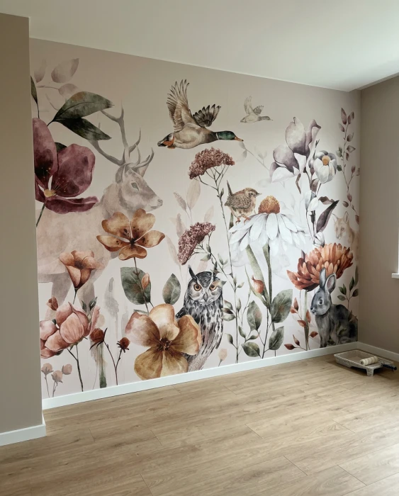 Tapeta botaniczna z leśnymi zwierzętami i polnymi kwiatami