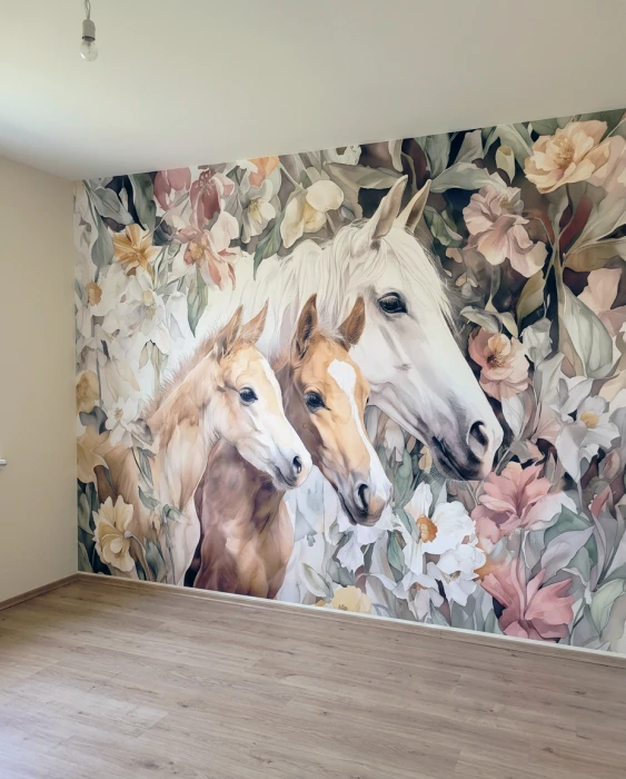 Kwiatowa tapeta z końmi – romantyczny mural ścienny w beżowych i pudroworóżowych kolorach