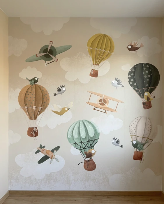 Tapeta z samolotami i balonami – ilustracyjny mural ścienny w beżowych, zielonych i musztardowych barwach