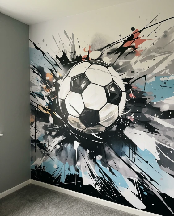 Mural piłkarski na ścianę – piłka nożna z abstrakcyjnymi plamami w czerni, szarości i błękicie