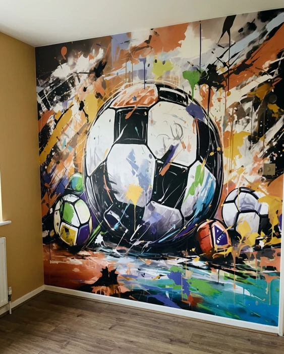 Mural piłkarski na ścianę – piłki nożne i efekt graffiti w czerni, pomarańczu, zieleni i błękicie