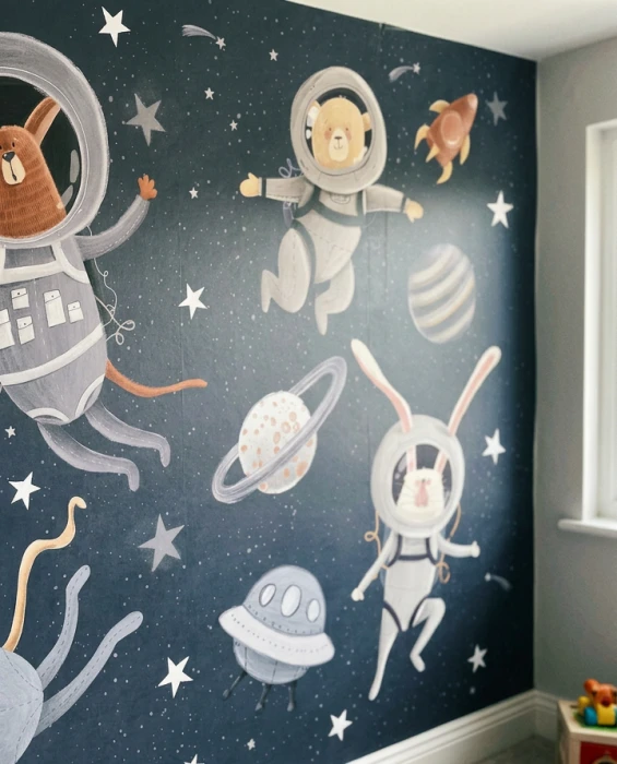 Tapeta do pokoju dziecka z kosmosem – kot, królik i miś w skafandrach wśród planet i gwiazd