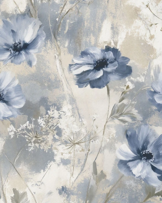 Detail der Tapete MAUVE BLUE mit gemalten blauen Blüten und zarten Pflanzendetails