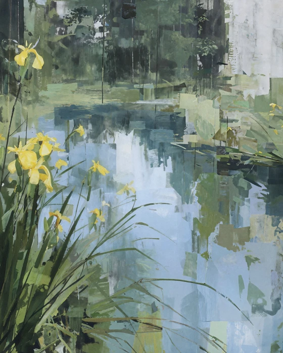 Detail der Tapete LAGO mit gelben Schwertlilien, hohen Gräsern und blauen Spiegelungen auf dem See