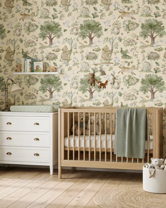 Leśna tapeta dziecięca Woodland Story II w pokoju z drewnianymi meblami i naturalnymi dodatkami