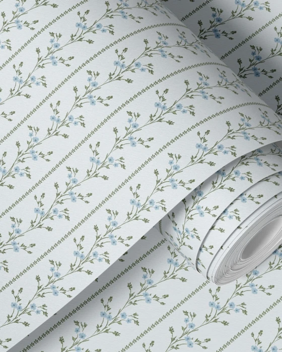 Detal tapety w niebieskie kwiaty i pionowe roślinne ornamenty