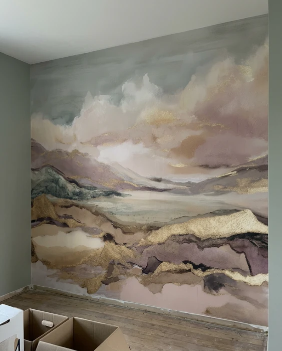Mural ścienny z górami – artystyczny pejzaż ze złotymi detalami i pastelowym niebem