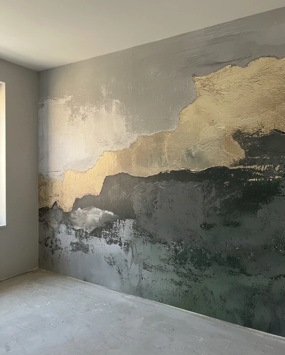 Abstrakcyjny mural w butelkowej zieleni i złocie