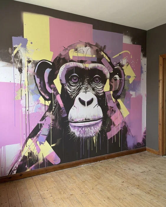 Mural ścienny z szympansem – wyrazista grafika inspirowana sztuką uliczną